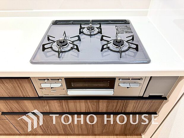 3口コンロは一度に複数のお料理を作ることができるメリットがあります。毎日のキッチンタイムを効率よく。