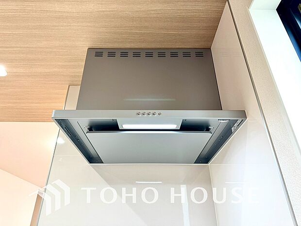 昨今主流のスリムタイプのレンジフード。スタイリッシュな見た目からインテリアとしても人気がある型です。
