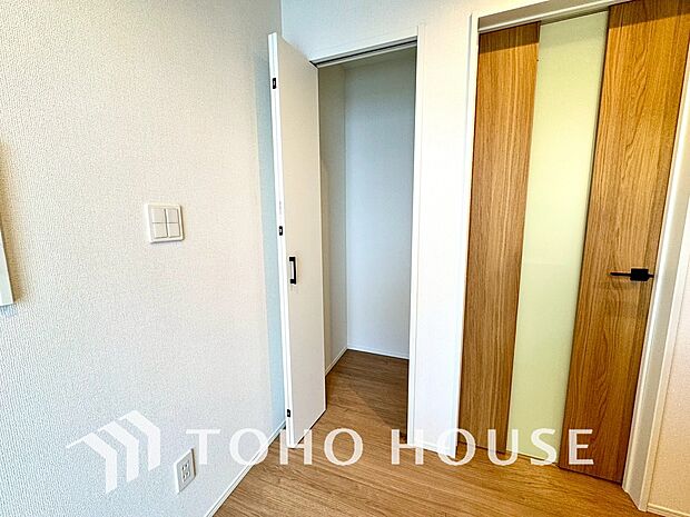 建物内部の収納には拘りました。共有部分に設けた収納。お荷物が多い方にも安心です。