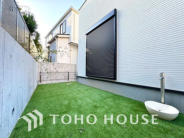 リビングの窓先に緑を感じる生活が贅沢に感じる世の中です。ガーデニングで癒しの空間を。