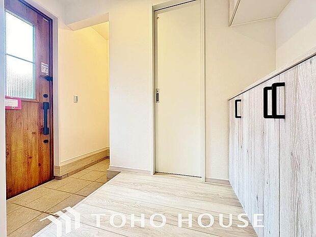 毎日みんなを見送り、そして迎え入れる場所だから。帰りたくなる家をテーマに設計した、自慢の玄関です。