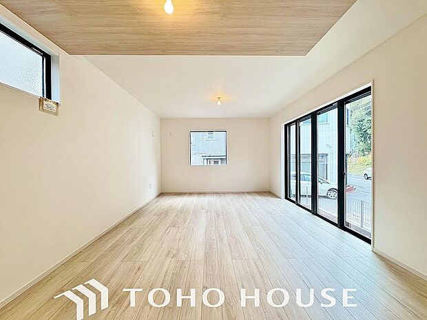 リビングも広く設け、訪れる人々を暖かく迎えてくれます。