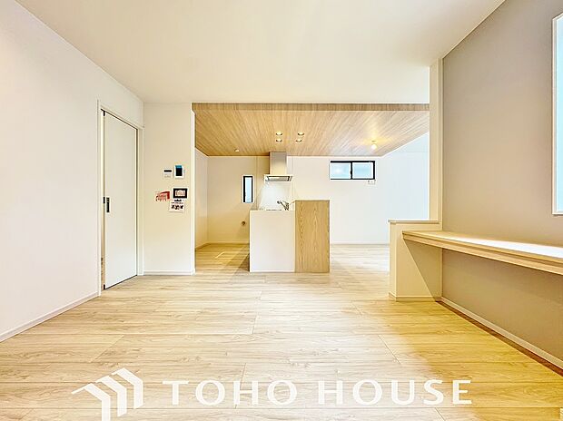 忙しい朝でも、しっかり家族が揃って食事をして頂けるゆとりある大きさのダイニングスペース。