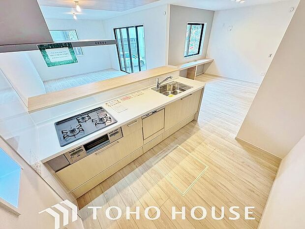 夫婦そろってキッチンに立っても調理がしやすく余裕の広さ。家事をしながら会話も弾みます。