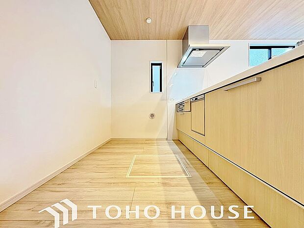 キッチンの収納は、デッドスペースになりやすい箇所を有効活用できる、スライド式収納を採用しました。