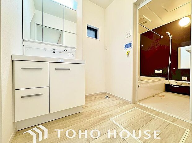 身だしなみのチェックがしやすい大きな鏡、下には収納がたっぷり。スッキリとした空間を演出いたします。