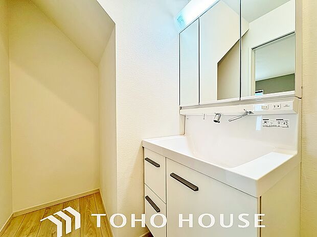 洗面台には三面鏡を採用。鏡の後ろに収納スペースを設ける事により洗面台周りもすっきりします。