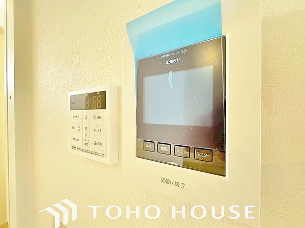 誰が来てもわかる様にモニター付きインターホンを設置。家事導線を考慮した個所に設置し、防犯性と利便性に優れ快適と安らぎを合わせた優しい設計。