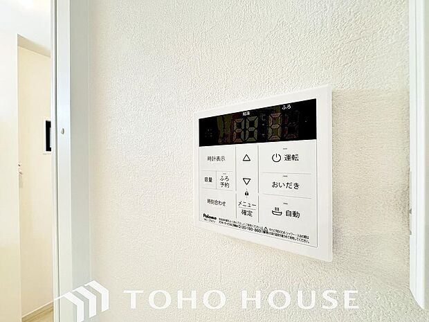 お風呂場と台所に操作リモコンがあり、キッチン近くにある給湯リモコンは、お料理の最中でもリビングで寛いでいるなかでもボタン一つで簡単に沸かせて便利ですね。