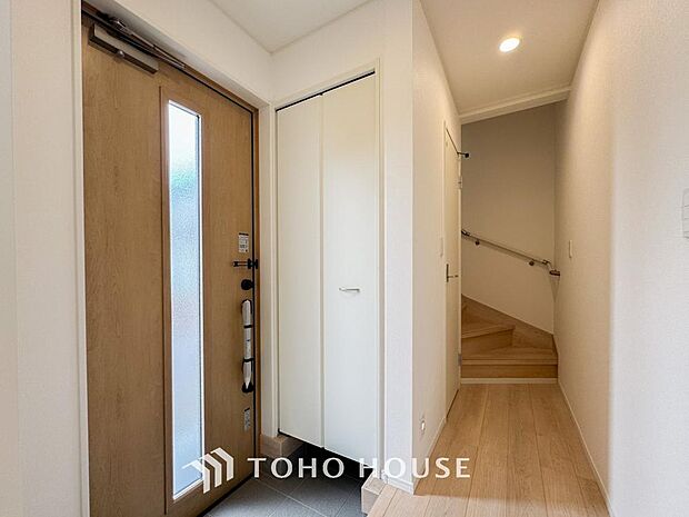 人を迎え入れる最初の場所だからこそ、清潔感がある空間にして頂ける様シューズボックスを設置しました。