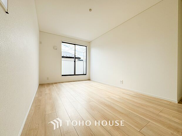 清潔感あるホワイトの壁紙と温もり溢れるカラーの床材が見事に調和した本邸宅。