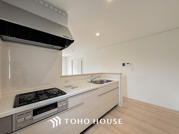 夫婦そろってキッチンに立っても調理がしやすく余裕の広さ。家事をしながら会話も弾みます。