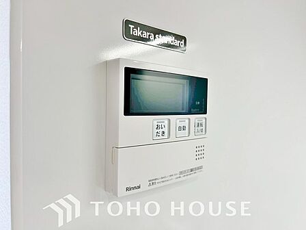 お風呂場と台所に操作リモコンがあり、キッチン近くにある給湯リモコンは、お料理の最中でもリビングで寛いでいるなかでもボタン一つで簡単に沸かせて便利ですね。