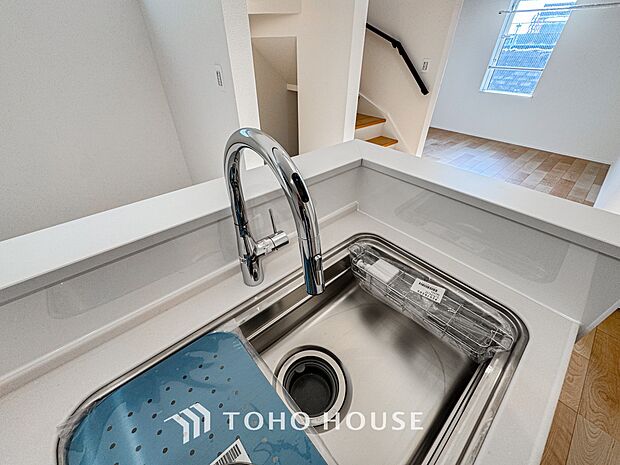 センサーで吐水・止水できるハンズフリー水栓。食材などで汚れた手でも、水栓を汚さずにサッと洗えます。