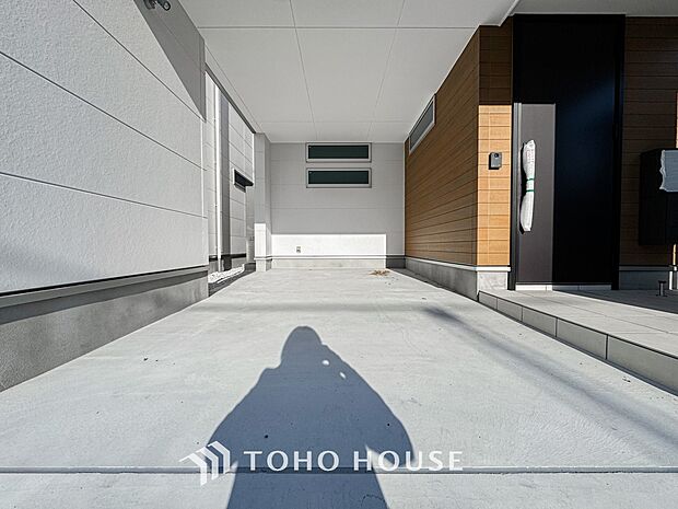 ビルトインガレージ。風雨を避けて乗り降りができます。