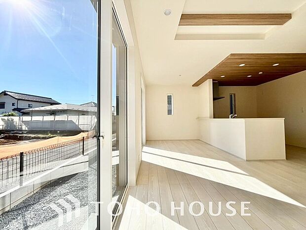 リビングも広く設け、訪れる人々を暖かく迎えてくれます。 