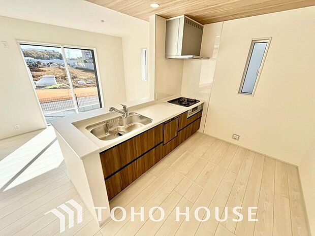 広々キッチンを採用。みんなで作った料理を召し上がりながらの会話は、どのような物になるのでしょうか。