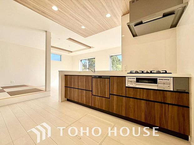 ご家族みんなで調理ができる位のスペースを実現したキッチン空間となっております。