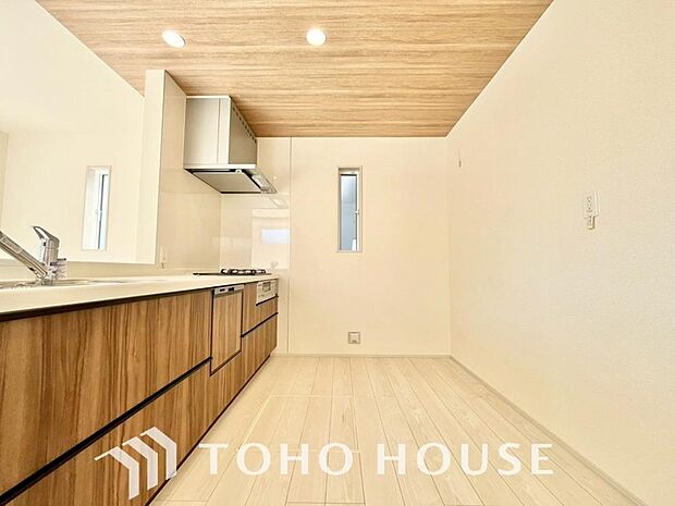 夫婦そろってキッチンに立っても調理がしやすく余裕の広さ。家事をしながら会話も弾みます。