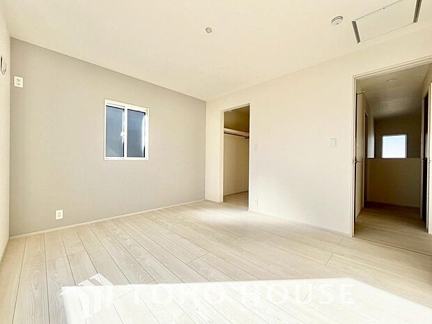 一日の疲れを癒やしてくれる主寝室。時を忘れて過ごす場所として過ごせるお部屋。