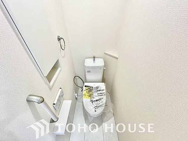 十分な広さと清潔感のあるカラーで纏まったおトイレ。時間に余裕とゆとりを持たせます。