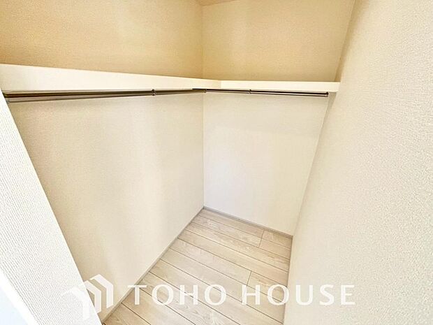 大容量のウォークインクローゼット。大きさ＆広さの感覚が画像では伝わりづらいので是非現地をご覧下さい。
