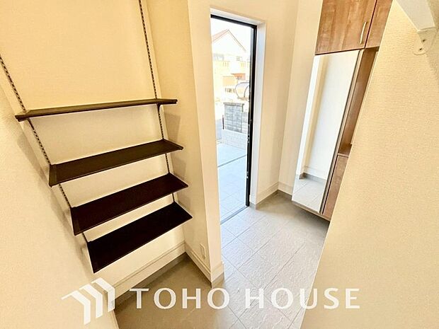 土足のまま入れるの玄関収納。ゴルフバックや部活＆スポーツ用品、日常使いの傘なども収納できて便利です。