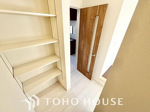 忙しい共働き世帯など、食品の買い置きや日用品のストックに大変便利なパントリー収納が備わってます。