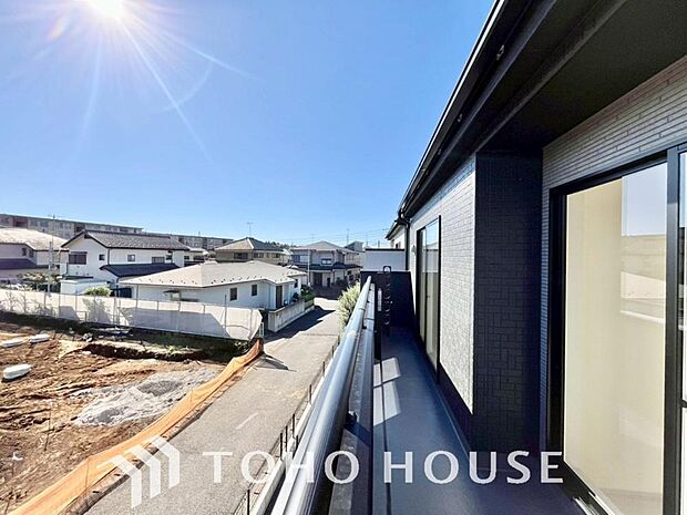 暖かい陽ざしが差込むバルコニーは、晴れた日には、洗濯物が良く乾きます。また、風通しも良好です。