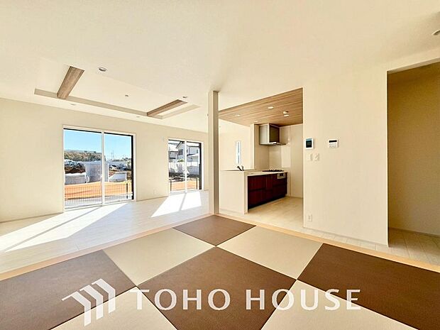 光が注がれる青い空から鮮やかに赤色にゆっくりと染まる。そんな優しい時間がここでは流れてゆく。