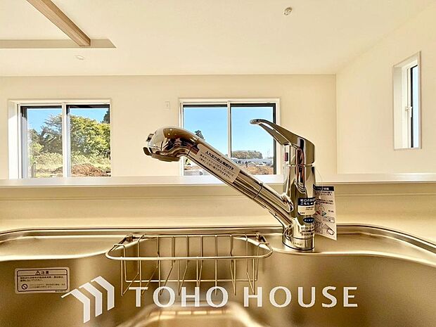 ワンタッチで浄水と原水を切り替えできる浄水器一体型水栓は水道水に含まれる有害物質を除去してくれます。