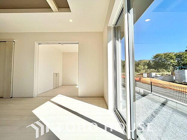 リビングも広く設け、訪れる人々を暖かく迎えてくれます。