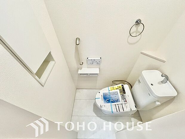 十分な広さと清潔感のあるカラーで纏まったおトイレ。時間に余裕とゆとりを持たせます。