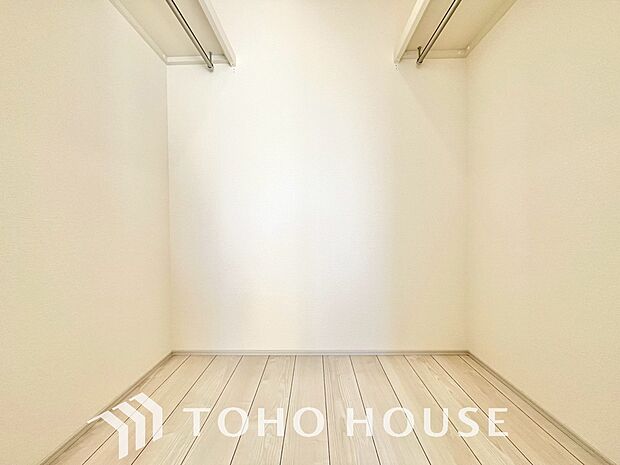 大容量のウォークインクローゼット。大きさ＆広さの感覚が画像では伝わりづらいので是非現地をご覧下さい。