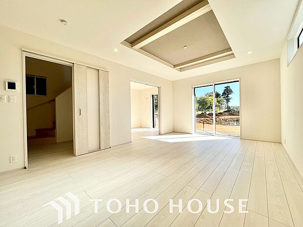 光が注がれる青い空から鮮やかに赤色にゆっくりと染まる。そんな優しい時間がここでは流れてゆく。