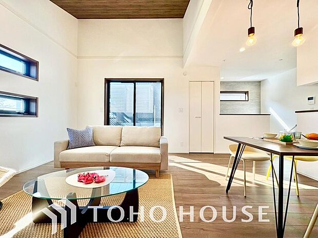 爽やかな通風と採光を存分に感じる事が出来る空間。毎日の暮らしに癒しをもたらす居心地の良いリビング。