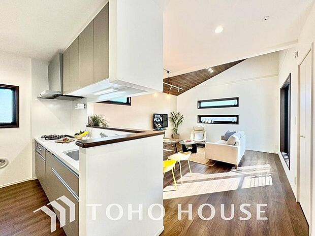 大型の冷蔵庫やレンジボードもしっかり置ける広々としたキッチンスペース。