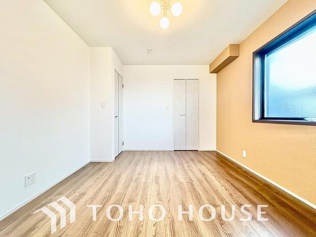 落ち着いたカラーの室内。インテリアやファブリックでお好みのテイストデザインを取り入れて頂けます。