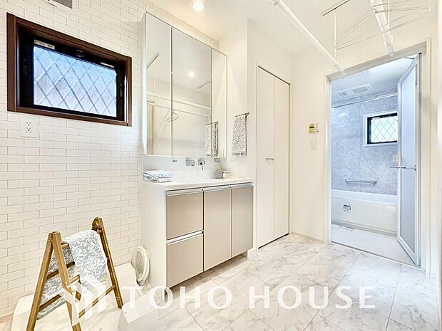 平日の朝であっても、落ち着きとくつろぎを感じられる空間。気持ちよく身だしなみを整えられます。