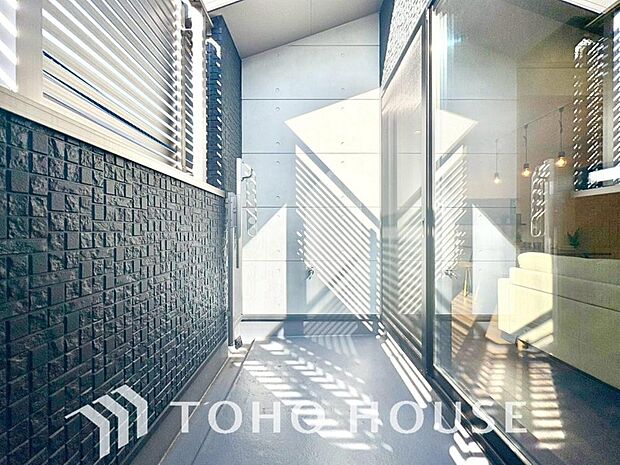 通風・採光に優れ、心地よい光と風があふれています。優しい陽射しが差し込むバルコニーとなっております。