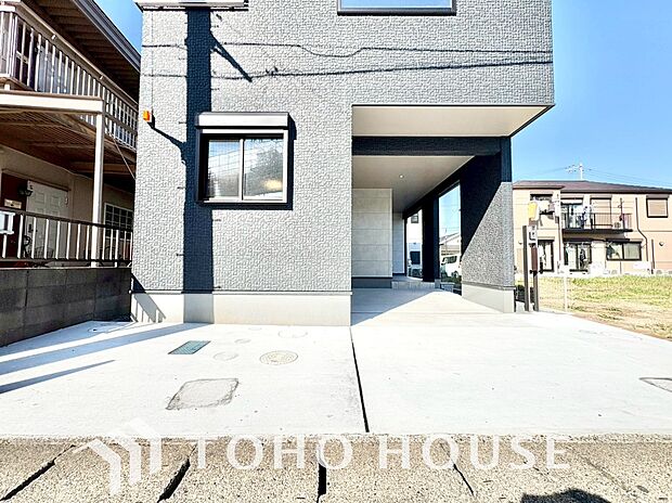 ビルトインガレージ。風雨を避けて乗り降りができます。