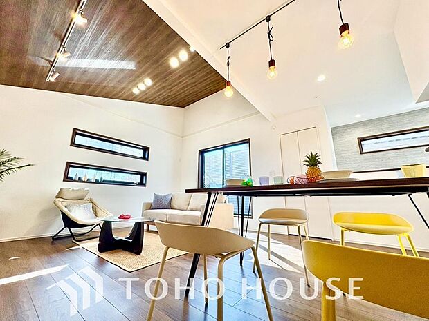 朝は爽やかな日差しを浴びながら、家族みんなでおいしい朝食。昼下がりにはのんびりと過ごすひと時。