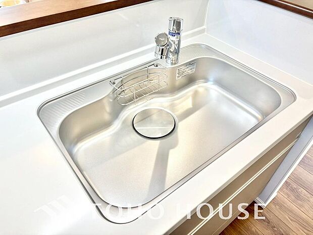 浄水器ボタンひとつで浄水と原水に切り替えられる浄水器一体型水栓を使用。