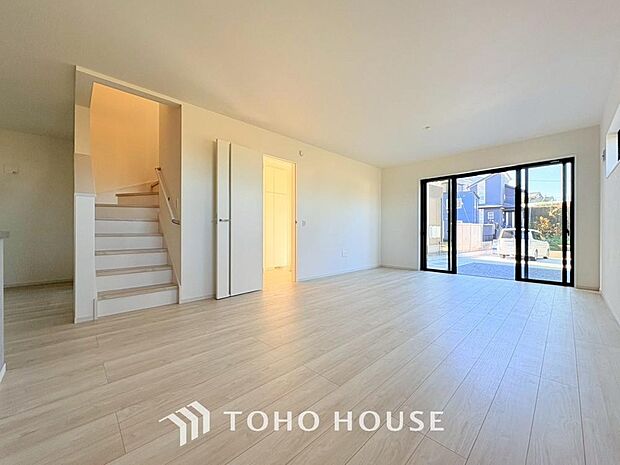 通風と採光を考慮したリビングは地域の鼓動を感じながらお寛ぎ頂くことが可能です。