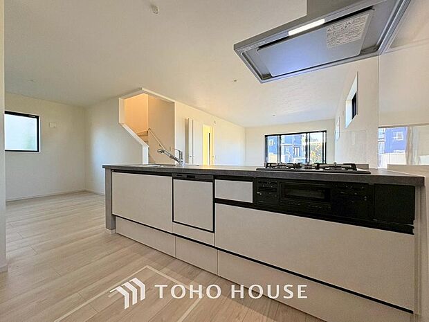 大型の冷蔵庫も配置できる広々としたキッチンスペースでお料理や家事をスムーズに進めることができます。