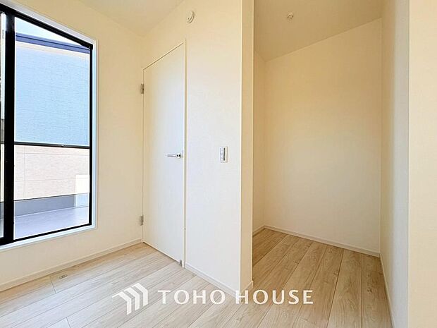 建物内部の収納には拘りました。共有部分に設けた収納。お荷物が多い方にも安心です。