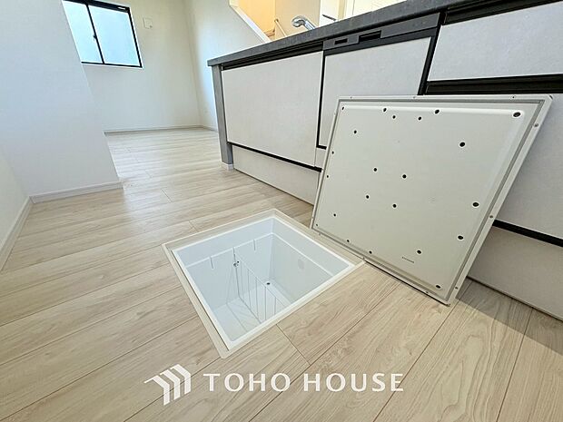 床下収納の場合は使っていない空間を有効利用するので、キッチンを狭くすることなく収納場所を増やせます。