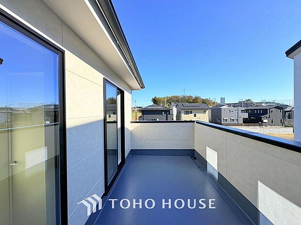 頬をなでる優しい風を感じることが出来るバルコニー。つい深呼吸をしたくなる気持ちの良い眺望です。