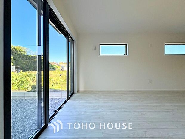 光が注がれる青い空から鮮やかに赤色にゆっくりと染まる。そんな優しい時間がここでは流れてゆく。