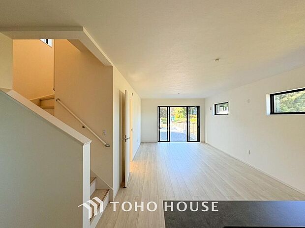 爽やかな通風と採光を存分に感じる事が出来る空間。毎日の暮らしに癒しをもたらす居心地の良いリビング。